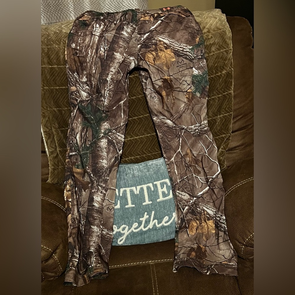 *Like New* Under Armour Ladies Hunting pants Size 4
